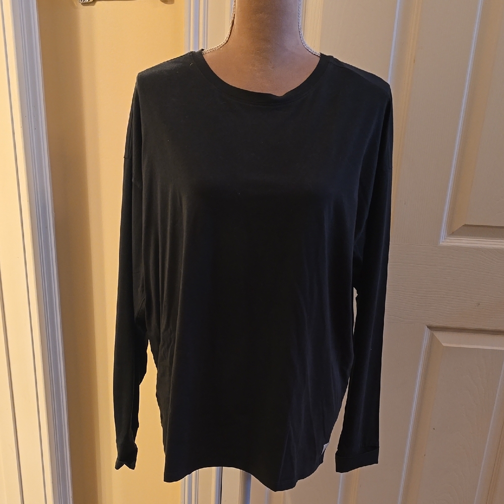 NWOT Vuori Oversized Black Long Sleeve Crewneck Tee